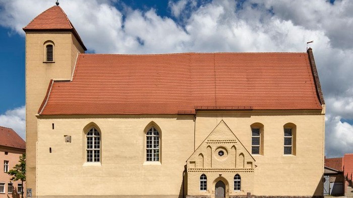 Das sandfarbene Kirchenlängsschiff in Rheinsberg, 