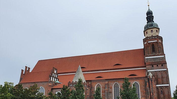 Oberkirche St. Nikolai in Cottbus ist ein Backsteinbau mit barockem Turm.