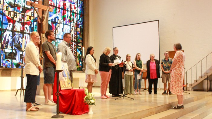 Gruppe von Gratulanten in der Auferstehungskirche