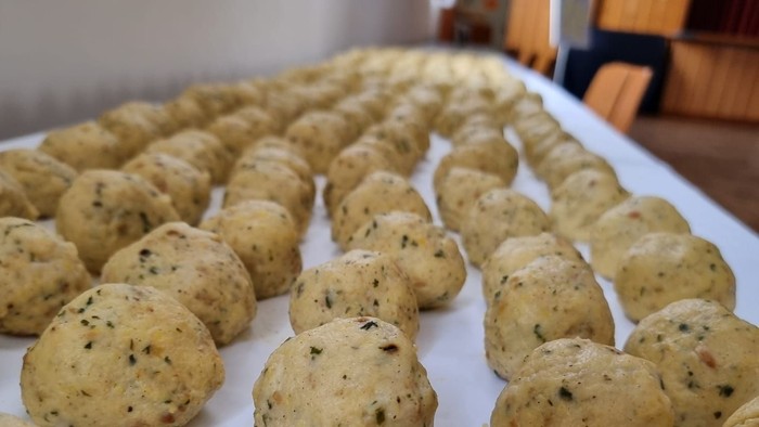 Mehlige Kugeln auf Backpapier, Küche im Hintergrund