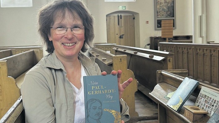 Christine Borleis zeigt das kleine Tagebuch mit Liedern und meditativen Anregungen, die die Wandernden auf dem Weg begleiten.
