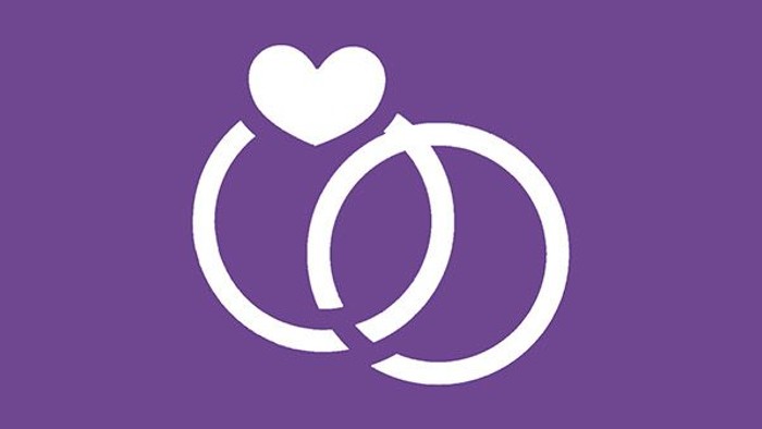 lila Banner mit weißen Ringen zur Spontan-Hochzeit in Nordhorn