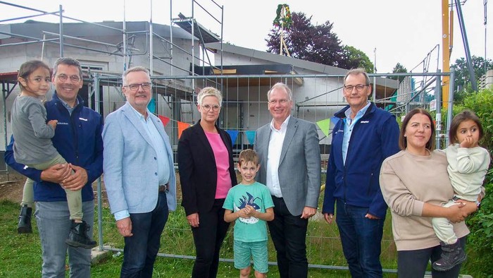 Richtkranz auf dem Kita-Neubau