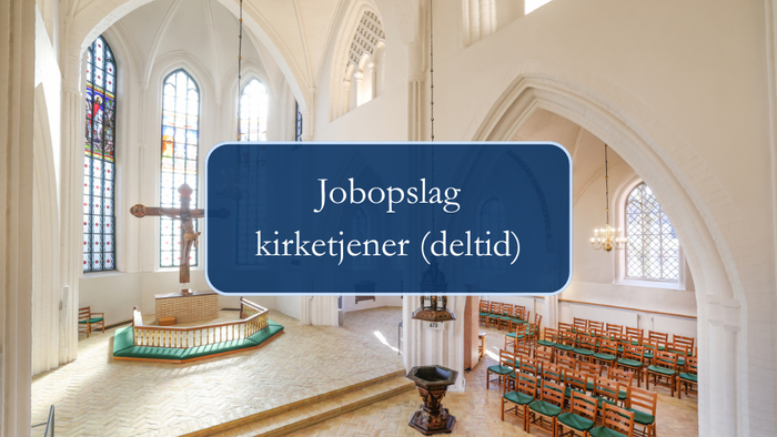 Indre del af kirke med alter og bænke.