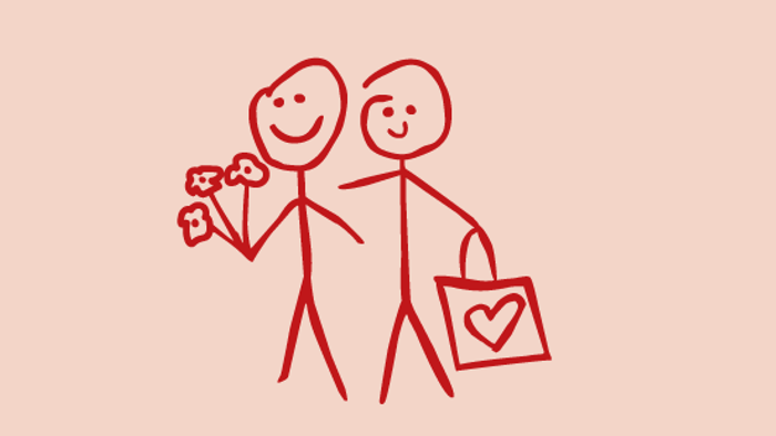 Ein Paar freut sich über einen neuen Schlüssel und eine Einkaufstasche.