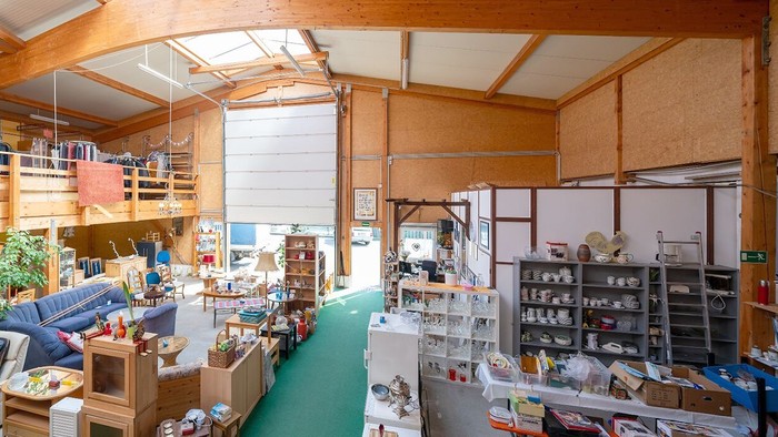 Blick in eine große Industriehalle mit zahlreichen Einrichtungsgegenständen