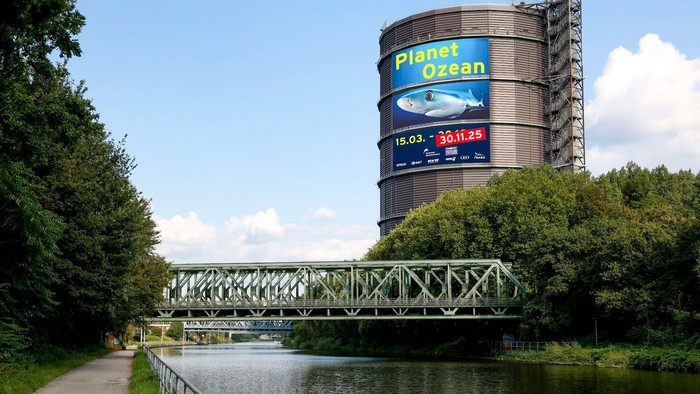 Der Gasometer Oberhausen mit Plakat der Ausstellung „Planet Ocean“