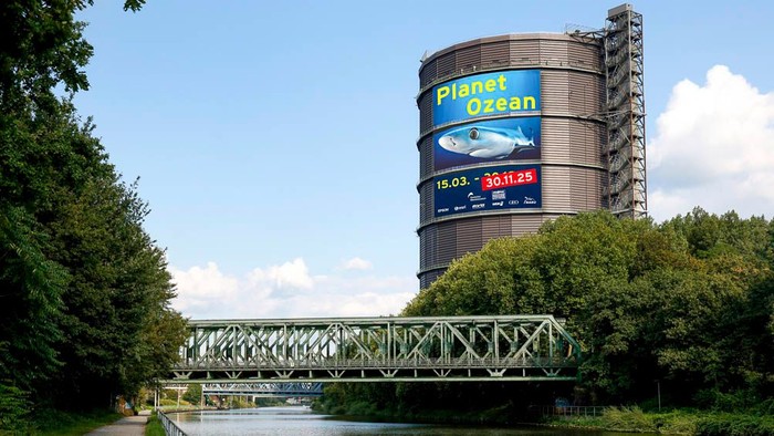 Ein großer Wasserturm mit
