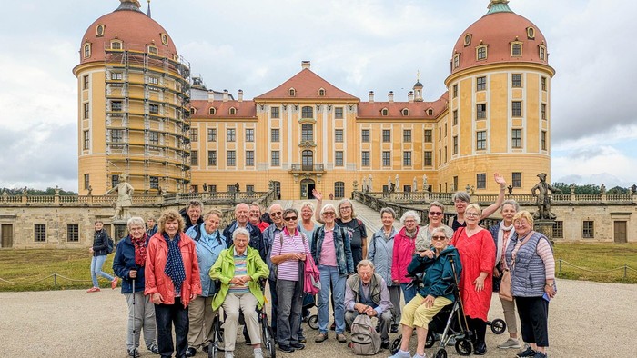 Seniorenreisegruppe vor dem Schloß Moritzburg