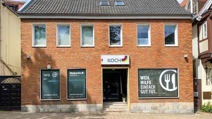 Fassade des Ladenlokals mit Motto der Tafel 