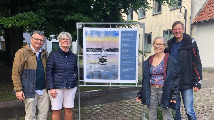 In der Mitte ein Banner mit einem Gebet