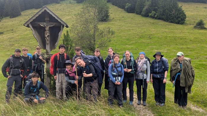 Guppenbild der Firmanden des Kurses 2025 auf dem Weg nach Altötting