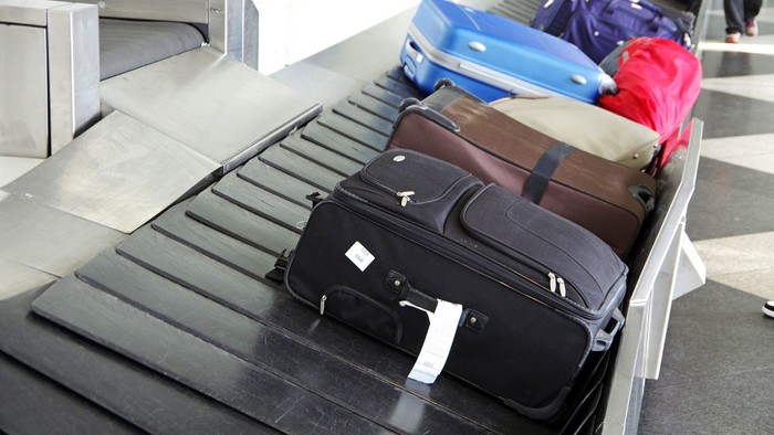 Gepäckstücke auf Förderband am Flughafen