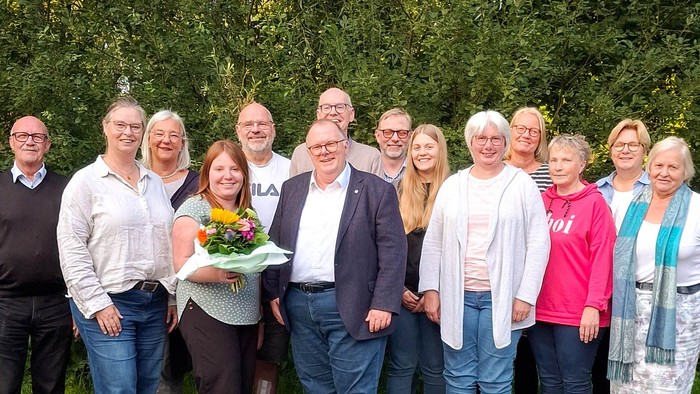 Das Presbyterium der Kirchengemeinde Gohfeld mit Superintendentin Goudefroy überreicht Blumen an Pfarrerin Linda Stucke-Troks