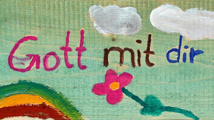 Bunter Kinderbuchillustration mit Regenbogen, Wolken, Blume und TV-Gerät