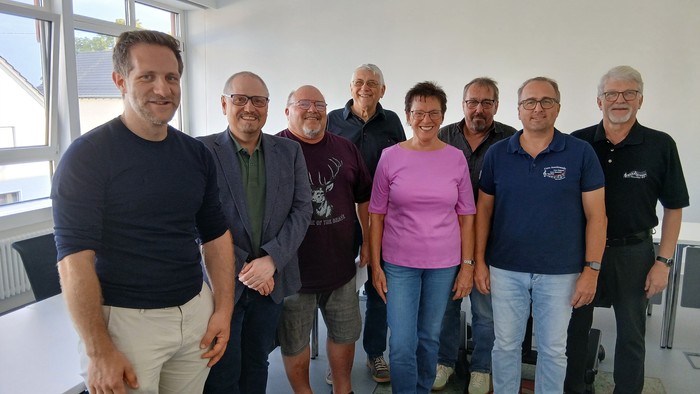 Pfr. Würfel, Thomas Jäger und Vertreter der Neureuter und Eggensteiner Chöre bei der Spendenübergabe im Rathaus