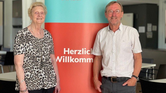 Monika Lorenz und Michael Leberke stehen vor dem Rollup der Seniorenakademie.