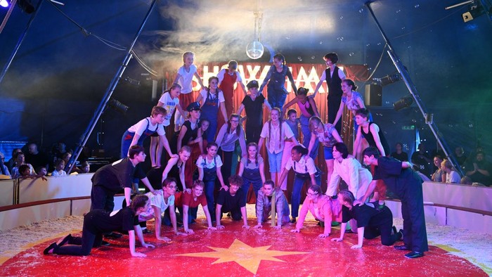 Bildinfo: In das Atelier eines Malers entführt der Circus Quamboni seine Zuschauerinnen und Zuschauer in diesem Jahr mit seinem Programm „a•muse•ment”. Foto: Quamboni