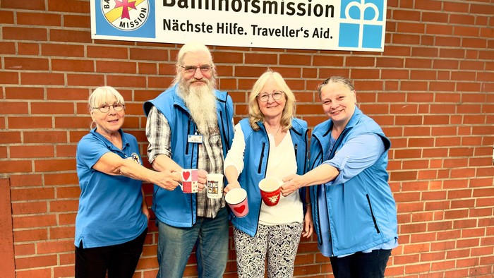 Bildinfo: Das Team der Bahnhofsmission Hagen freut sich über Kaffee- und Wasserspenden.