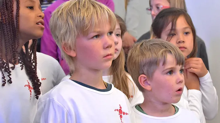 Spirekoret under Gribskov Korskole synger til afslutningskoncert i Helsinge Kirke