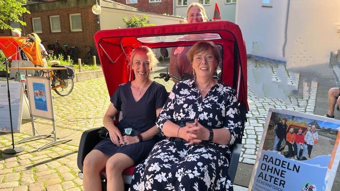 Bürgermeisterin Ploog und Innenministerin Sütterlin-Waack in der Fahrrad-Rikscha bei einer Probefahrt