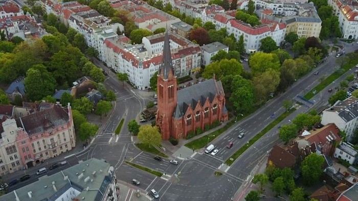 Luftaufnahme einer Stadt mit großer Kirche und umgebenden Wohngebäuden