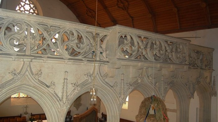 Gewölbte Decke mit filigranem Steinwerk in Kirche