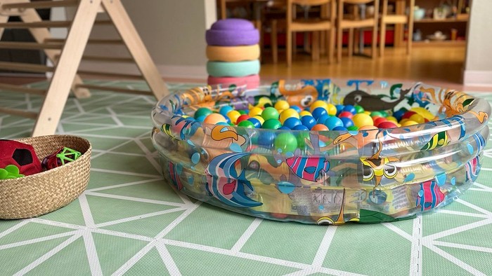 Mehrere Spielgeräte auf dem Boden