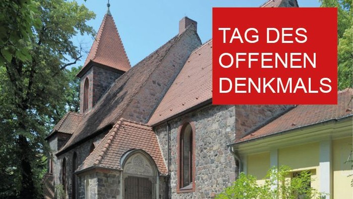 Foto der Dorfkirche Britz mit dem Schriftzug 