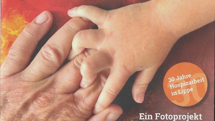 Das Buch behandelt das Thema Berührung und Verbindung, präsentiert von Ambulanter Hospiz- und Palliativ Beratungsdienst Lippe e.V.