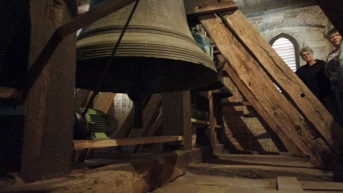 Ein großer Glockenklöppel in einem Turm.