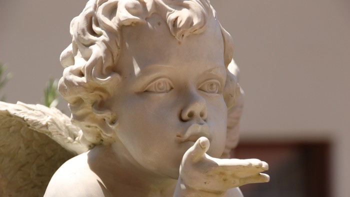 Engelsstatue mit gefalteten Händen