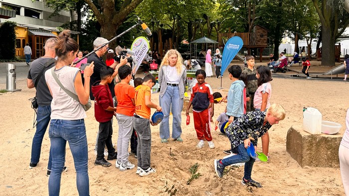 Junge Klimaforscherinnen und -forscher wurden im Volkspark einen Nachmittag lang vom ZDF begleitet. 