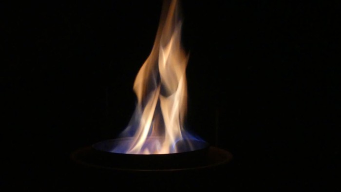 Ein einzelner Flammenstoß auf schwarzem Hintergrund.