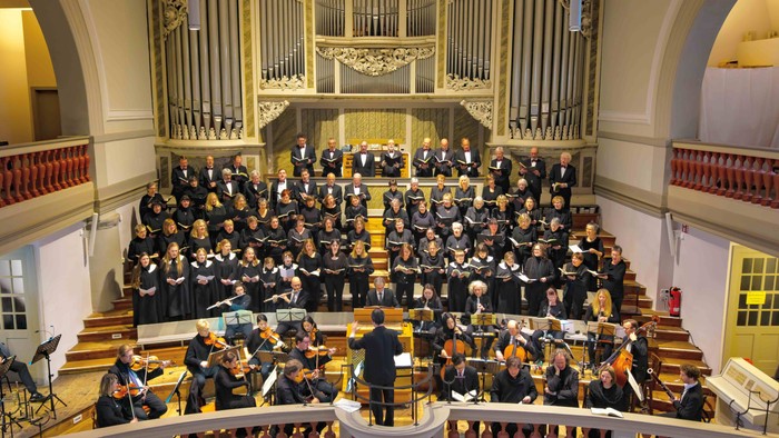 Der Eisenacher Bachchor singt vor der Orgel der Georgenkirche