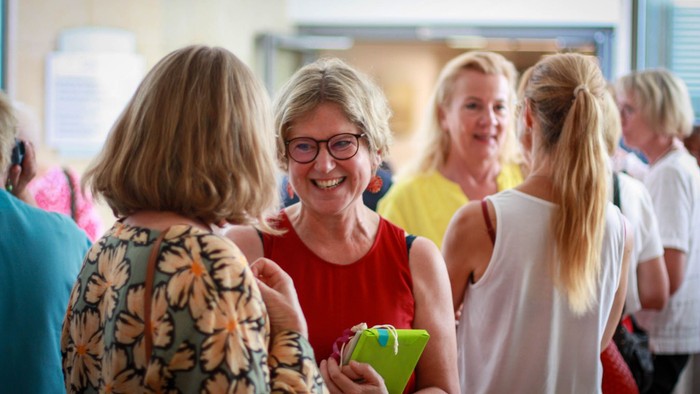 Pfarrerin Antje Freitag mit Gratulanten