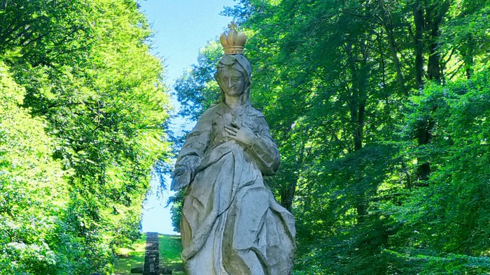 Pilgergruppe vor der Statue am Maria Ehrenberg