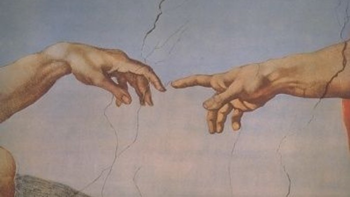 Das Bild zeigt zwei Hände, die sich fast berühren, vor einem bewölkten Himmel