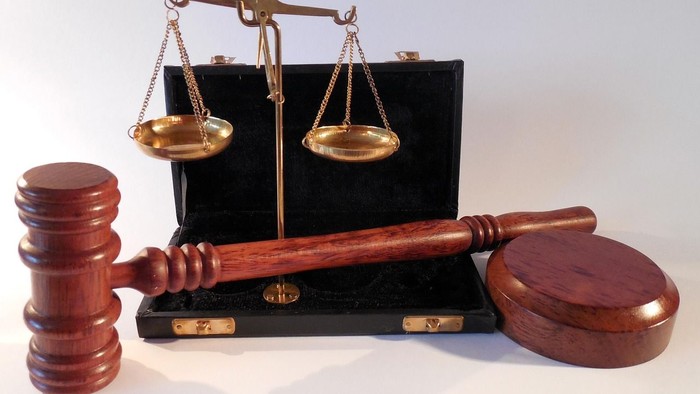 Waage und Hammer als Symbol für Getechtugkeit
