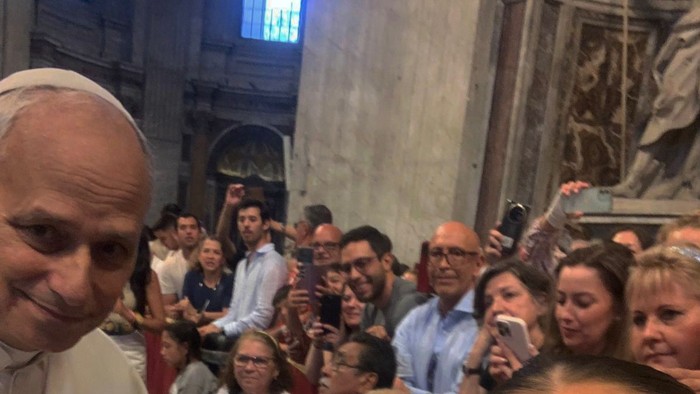 Papst Franziskus posiert mit zwei Frauen für ein Selfie