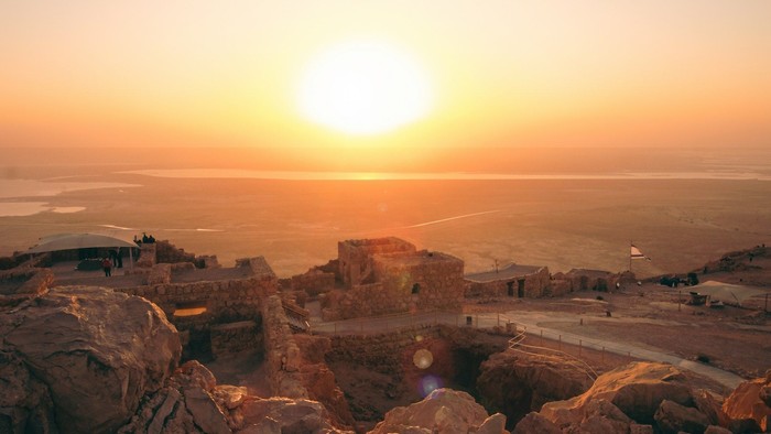Archäologische Ausgrabung der Festung Masada im Sonnenuntergang