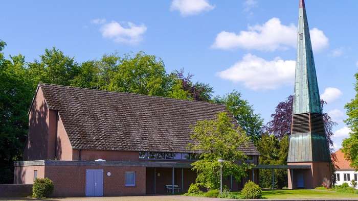 Kreuzkirche Wehrendorf im Sommer