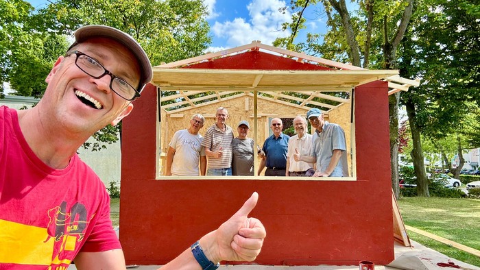 Die vierte Bude steht. Das Budenbau-Team ist stolz auf die geleistete Arbeit.