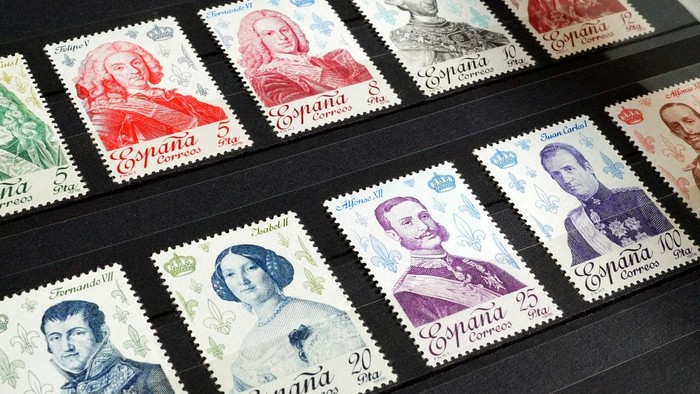 Eine Sammlung spanischer Briefmarken mit illustrierten Porträts historischer Persönlichkeiten, die jeweils mit einem Nennwert, dem Jahr (1973) und der Aufschrift España Correos auf schwarzem Hintergrund versehen sind. 