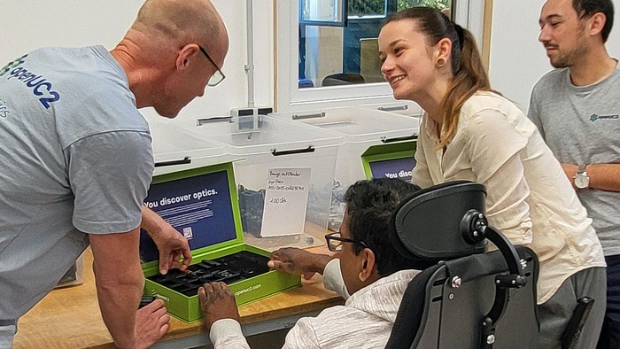 Katharina Gerdt (Mitarbeiterin WerkVol) steht im engen Austausch mit Sebastian Trampenau (rechts, Geschäftsführer von OpenUC2) und Armin Grundmann (links, Produktmanager). Foto: ESV