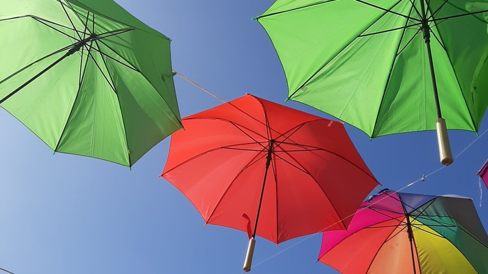 Titelbild Gemeindebrief Juni/Juli 2025 - Regenschirme