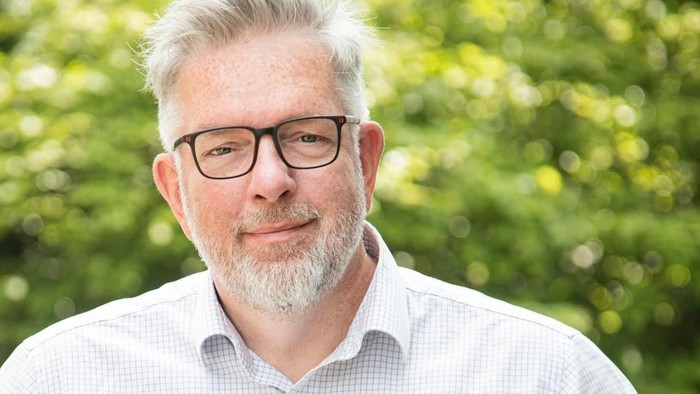 Pfarrer Bernd Becker wird am 28. August in entspannter Atmosphäre aus dem Buch „Was weg ist, ist weg“, einer Sammlung kurioser Beerdigungsgeschichten, vorlesen.