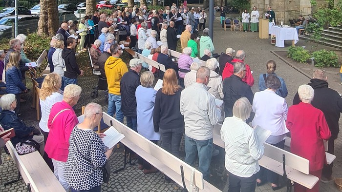 Große Menschenmenge vor Kirche versammelt