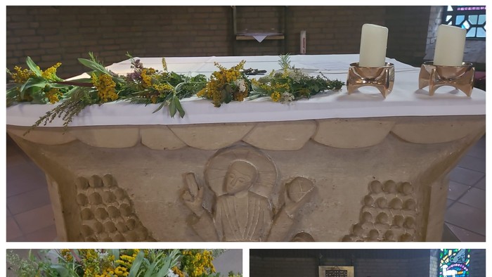 Ein Altar mit Blumen und Kerzen in einer Kirche