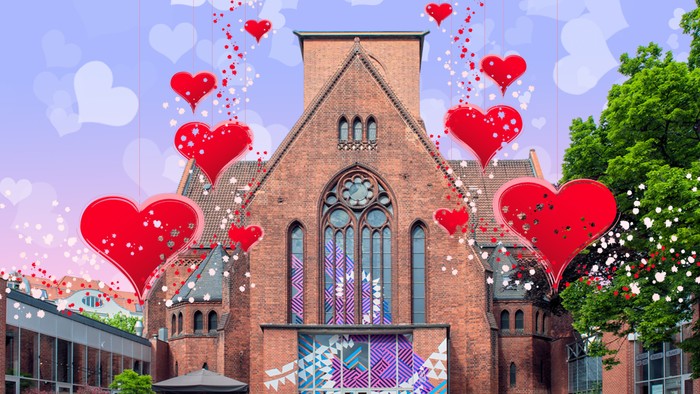 Foto der Genezarethkirche grafisch gestaltet mit Herzen im Hinter- und Vordergrund